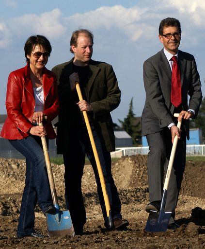 Vorschau Bild von Im Bild v.l.n.r.: Ulrike Peissl, Architekt Georg Harant und Ing. Wolfgang Peissl beim Spatensteich für das neue Betriebsgebäude in Marchtrenk.
