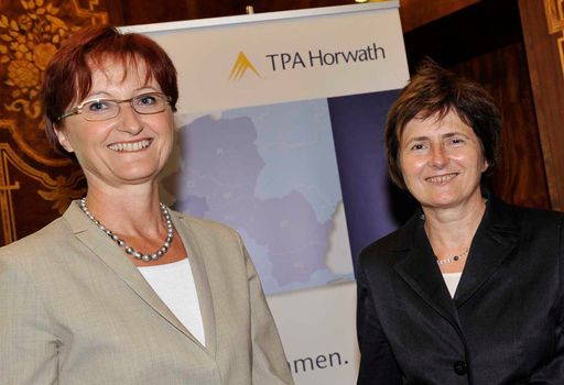TPA Horwath Studienpräsentation - v.l.n.r:  Mag. Gerda Plajer (Geschäftsführende Gesellschafterin TPA Horwath), Mag. Liselotte Ziegler (Geschäftsführende Gesellschafterin TPA Horwath)
http://pressefotos.at/m.php?g=1&u=38&dir=200807&e=20080715_l&a=event