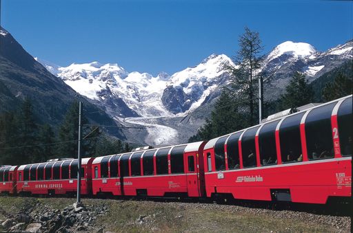 Rhaetische Bahn in der Kulturlandschaft Albula /
Bernina. Panoramawagen bei der Station Morteratsch der Berninabahn, im Hintergrund die Berninagruppe.