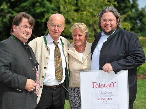 Bernhard Ott feiert Auszeichung zum Falstaff Winzer des Jahres 2008, v.l.n.r.: Peter Moser (Chefredakteur Falstaff), Dr. Helmut Romé (Herausgeber Falstaff), Paula Bosch (Sommelière Gourmettempel Tantris), Bernhard Ott (Fasltaff Winzer des Jahres)
http://pressefotos.at/m.php?g=1&u=1&dir=200807&e=20080720_f&a=event