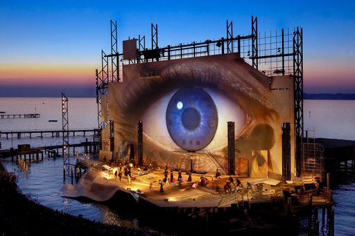 Ein überdimensionales Augengemälde bildet den Hintergrund der Bregenzer "Tosca"-Inszenierung. 25 Meter breit und rund 15 Meter hoch ist das Bühnenbild, allein die "Augenwand" bringt 200 Tonnen auf die Waage.