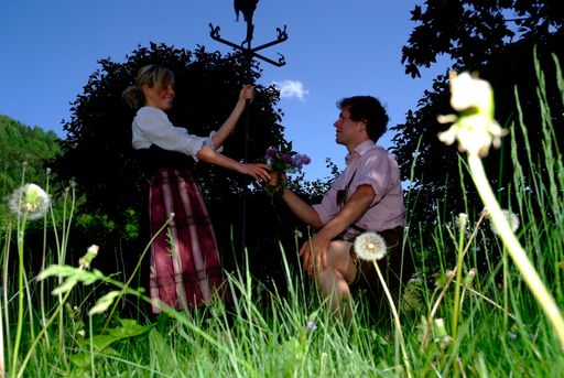 Auch diesen August wird das traditionelle Dorffest wieder ganz Dorfgastein in einen einzigen Festplatz verwandeln. Um auch das junge Publikum unterhalten zu können, wurde die Idee eines "Castings" für Paare mit besonders schöner, origineller oder traditioneller Tracht geboren.