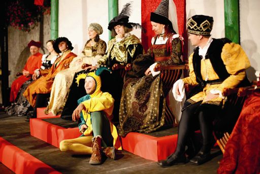 Dabeisein beim Hoffest von Kaiser Maximilian I.: 70 Akteure erfreuen in farbenprächtigen Kostümen und mit vielen Darbietungen die Zuschauer in der Altstadt von Innsbruck.