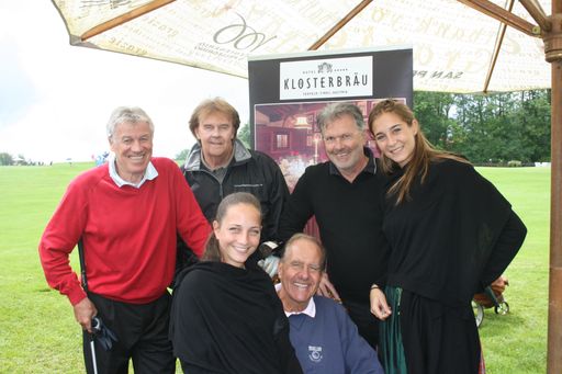 Vorschau Bild von Abschlag:
stehend von links nach rechts: Max Riegler / Promi München, Howard Carpendale / Promi, Hallhuber, Klaus / Promi München, Laura Seyrling / Hotel Klosterbräu
sitzend von links nach rechts: Linda Seyrling / Hotel Klosterbräu, Dr. Urs Zondler / Hausherr Golfclub Beuerberg e.V.