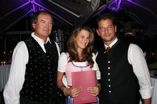  Preisverleihung: 
v. links nach rechts: Dr. Wolfgang Ruhwinkel / Präsident Golfclub Beuerberg e.V. , Franziska Benze / Bruttogewinnerin Damen, Alois Seyrling / Klosterbräu-Chef