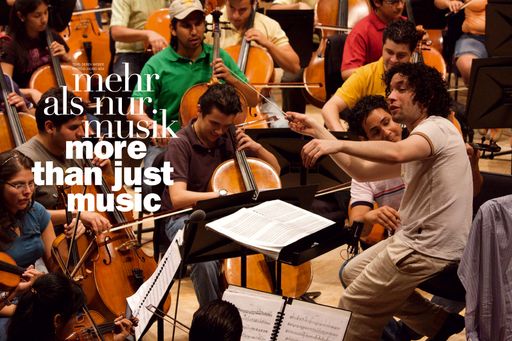 Vorschau Bild von Chefdirigent Gustavo Dudamel dirigiert das Simon Bolivar Orchester (Orquesta Sinfonica de la Juventud Venezolana Simon Bolivar) in Venezuela