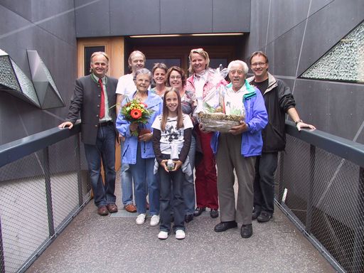 Landesrätin Doraja Eberle begrüßte die Familie Aeschmann aus Bern in der Schweiz als 115.000 Besucher im Nationalparkzentrum Mittersill.
Die Familie Aeschmann sind Gäste im Cafe "Häferl" in Uttendorf und freuten sich sehr über den Preis, den NPZ GF Christian Wörister überreichte:
Neben einer Gratis Ranger Wanderung und einem Nationalparkmenü bei einem der Nationalparkwirte gab es auch Eintrittskarten und Geschenke aus dem Nationalparkzentrum.