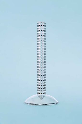 Vorschau Bild von Blumenkörbchen
Entwurf Josef Hoffmann, Wien 1905
Ausführung Wiener Werkstätte, Werk Nr. S 661
Silber, Glaseinsatz 
Punz.: Wiener Beschauzeichen, JH, WW, Rosenmarke 
H. 24,2 cm, B. 4,2 cm
Sammlung Asenbaum