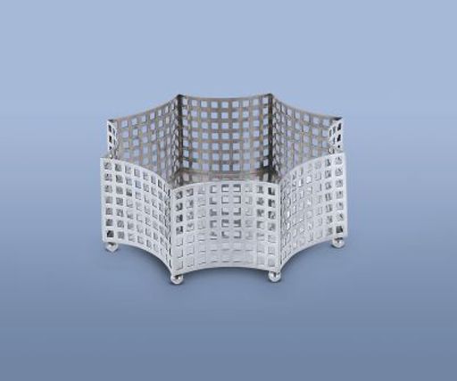 Fruchtkörbchen
Entwurf Koloman Moser, Wien 1904
Ausführung Wiener Werkstätte, Werk Nr. S 377
Silber
Punz.: Wiener Beschauzeichen, KM, WW, Rosenmarke
H. 5,5 cm, D. 15,1 cm
Sammlung Asenbaum