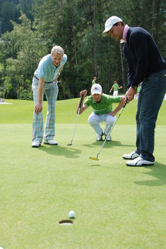  Roger Aerni, Marketingleiter Tirol Werbung, und Alexander Kopp, Ausnahmegolfer, begleiten den Paten des Golfteam Tirols, Stephan Eberharter, auf dem Grün in Igls.