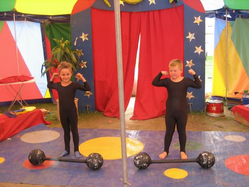 Vorschau Bild von QUAX Familien-Freizeit-Tipp: "Starke Männer" im MaMiZi Feriencamp der KINDER circus WELT