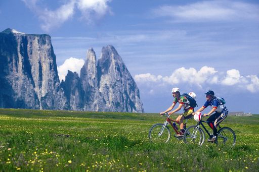  welltain in den Seiser Alm Hotels - nachhaltige Bewegung und Entspannung inmitten der spektakulären Bergwelt der Dolomiten.