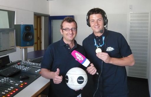  Der frischgebackene Europameister im Faustball Christian Zöttl ist neu im Team von Radio Arabella 96,7. (v.l.n.r.)  Radio Arabella Geschäftsführer Bernhard Robotka mit Christian Zöttl.