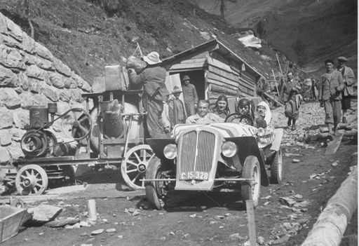 Landeshauptmann Franz Rehrl am Steuer eines umgebauten Steyr 100 und Glocknerstraßen-Erbauer Franz Wallack bei der ersten automobilen Überquerung der Hohen Tauern im Jahr 1934 über die noch im Rohbau befindliche Großglockner Hochalpenstraße.