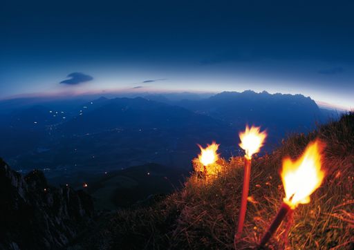 Über 40.000 Fackeln formen eindrucksvolle Feuerbilder auf den Berghängen des Brixentales