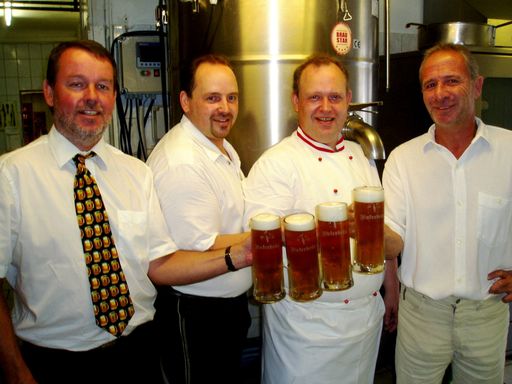 v.l.n.r.: Michael Hudik (Braustar), Erwin Hartl (Fiaker Bräu), Jörg Hartl (Fiaker Bräu), Anton Trenker (GF Braustar)