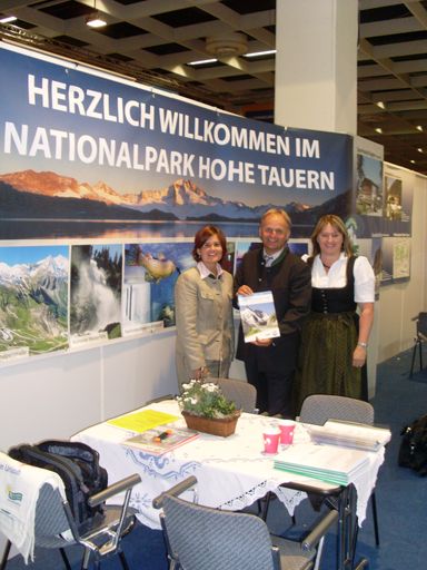 Mag. Christian Wörister - Ferienregion Nationalpark Hohe Tauern (Bild Mitte) und Sabine Presch - SalzburgerLand Tourismus (Bild links) präsentieren auf dem größten Reise- und Busworkshop der RDA in Köln den neuen Gruppen- und Busangebotsfolder des Nationalparks und der Großglockner Hochalpenstraßen AG.