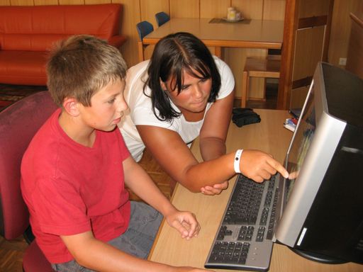 Jugendliche des Kinderdorfs Pöttsching freuen sich über PC-Spendevon Telekom Austria