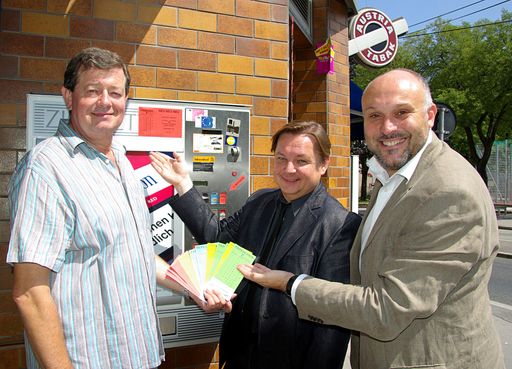 im Bild v.l.n.r.: Trafikantenobmann Stv. Karl Mick, Obmann Mag. Peter Ruschka und Gremialgeschäftsführer Rudolf Vogt präsentieren den ersten Wiener Parkschein-Zigarettenautomat