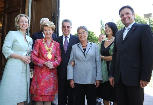 v.l.n.r.: Geschäftsführerin Sarah Wilson, Bürgermeisterin Hilde Zach, Bundespräsident Fischer & Gattin, Landeshauptmann Günther Platter und Gattin bei der Eröffnung der Innsbrucker Festwochen 2008 auf Schloss Ambras"