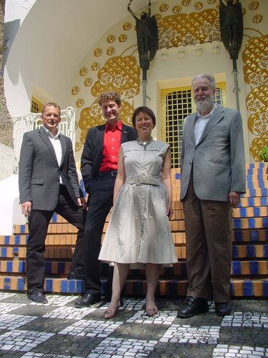  Im Bild v.l.n.r.: Peter Weinhäupl (kfm. Dir. Leopold Museum), Ralf Beil (Direktor Mathildenhöhe Darmstadt), Renate Ulmer (Kuratorin Darmstadt) und Prof. Rudolf Leopold (mus. Dir. Leopold Museum) nach Vertragsunterzeichnung vor dem Ernst Ludwig Haus von Joseph Maria Olbrich (erbaut 1900)
