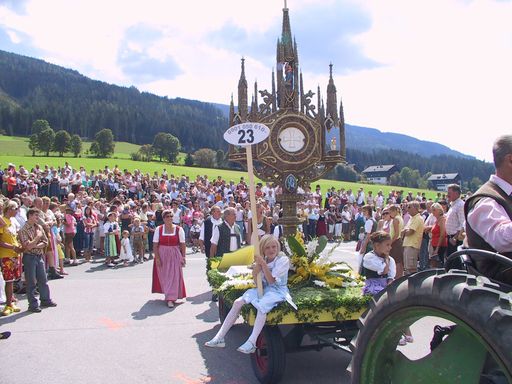 Jährlich begeistert der weltgrößte Heufigurenumzug im Lammertal rund 10.000 Besucher aus dem In- und Ausland.