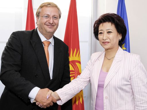 Staatssekreatär Christoph Matznetter mit der kirgisischen Finanzministerin Tajikan Kalimbetova