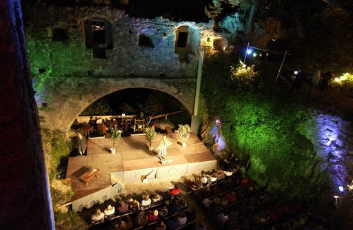 Der Theaterverein Thaur und der TVB Region Hall-Wattens laden Medienvertreter herzlich zur Premiere von Johann Nestroys Posse "Der Talisman" am 29. August auf der Thaurer Schlossruine ein.