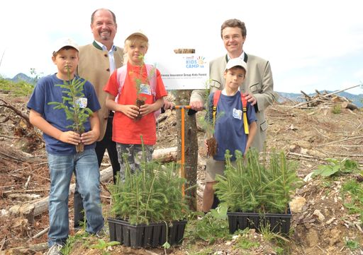 Aktiver Beitrag zum Umweltschutz durch Aufforstung eines Waldstückes in Bad Goisern. Im Bild v.l.n.r.: Landesdirektor der Wiener Städtischen in Oberösterreich, Mag. Günther Erhartmaier und Geschäftsführer der Feriencamps Mag. Alfred Meindl mit Kindern des Mountain-Camps in Bad Goisern beim Pflanzen der Jungfichten und Junglärchen im "Vienna Insurance Group Kids Forest".  Weitere Bilder unter:
http://pressefotos.at/m.php?g=1&u=70&dir=200808&e=20080814_w&a=event
