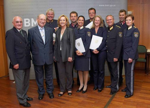 Vorschau Bild von Dektretverleihung und Ehrenzeichen Mitarbeiter der Kriminalitätsopferhilfe Weisser Ring: Karl SCHNEPS, Udo JESIONEK, Johann GOLOB, Maria FEKTER, Adolf WAGNER,  Angelika SCHÄFFER, Friedrich KOVAR, Renate STIEB KANALETZ, Karl MAHRER,  Herbert MARGI, Michaela PFEIFENBERGER