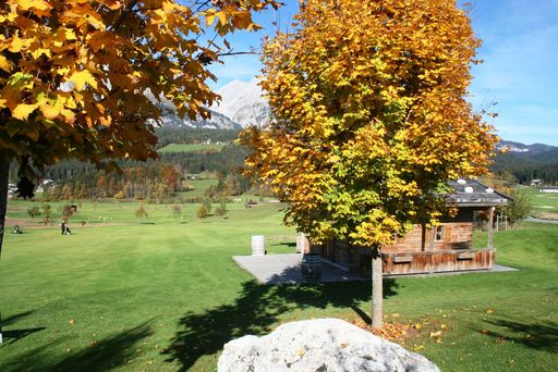 Entlang des gewaltigen Felsmassivs breitet sich auf 88 Hektar des Kaisers schönster Garten aus - der Golfplatz GC Wilder Kaiser. Und besonders im Herbst heißt es dort: Abschlag frei für Golf unlimited.