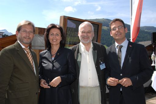  BM Johannes Hahn und LRin Patrizia Zoller-Frischauf zollten beim 4. Technologiebrunch der Tiroler Zukunftssstiftung den Entwicklungen und technologiepolitischen Aktivitäten am Standort Tirol Respekt, Erhard Busek und Gastgeber Harald Gohm folgte den Ausführungen gespannt.