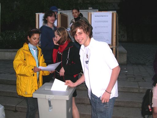  Jugendliche beim 'Probewählen' 2005