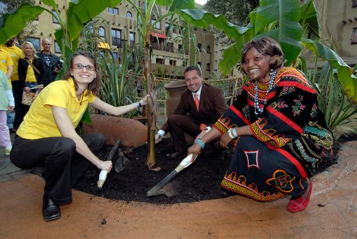 Authentisch afrikanische Zeremonie zur Eröffnung des Hotel MATAMBA: Phantasialand-Inhaber Robert Löffelhardt pflanzt mit Verena Mogge (l., Aktion Tagwerk e.V.) und Ambe Comfort (r., Bafut Union Germany e.V.) einen kleinen Bananen-Hain.