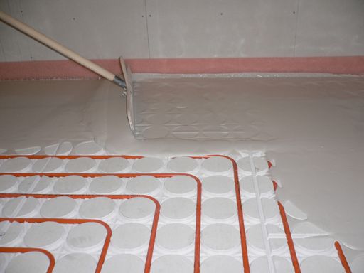 Wer den Trockenausbau bevorzugt, muss nicht auf Flächenheizung bzw. -kühlung verzichten.