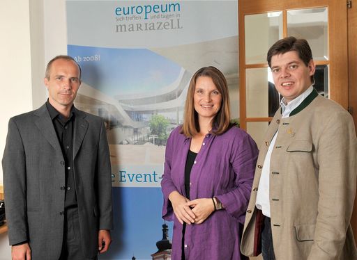 v.l.n.r.: Arch. DI Ferdinand Certov (Architekt), Barbara Stöckl (Geschäftführerin KIWI-TV Filmprod.g.m.b.h.), Nikolaus Hulatsch (Geschäftsführer Mariateller Europeum GmbH)
http://pressefotos.at/main.php?g=1&u=1&dir=200808&e=20080826_m&a=event