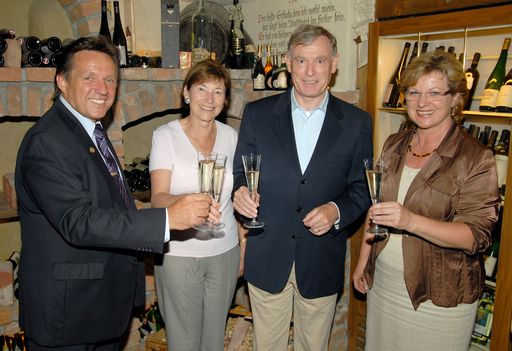  Gut gefallen hat es Bundespräsident Horst Köhler (3. v.l.) im Lungau. Elfi und Rudi Baier vom Wastlwirt führten ihn und Gattin Eva Luise (2. v.l.) in die kulinarische Vielfalt der Region ein.