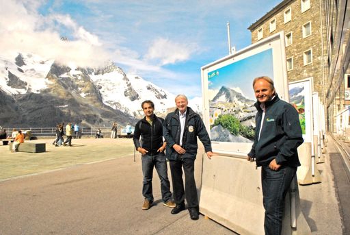 Bild zu TP/OTS - NationalparkRegion Hohe Tauern-Direktor Mag. Günter Mussnig, Großglockner Hochalpenstraßen AG-Direktor Dr. Christian Heu, Salzburger Ferienregion Nationalpark Region Hohe Tauern-Direktor Mag. Christian Wörister, präsentieren die neue Foto-Wanderausstellung auf der Kaiser-Franz-Josefs-Höhe