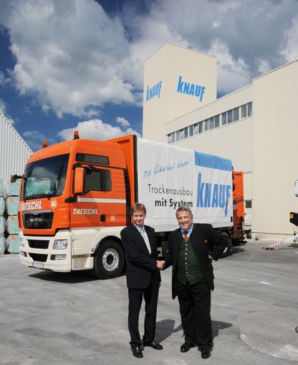 Knauf Geschäftsführer, Otto Ordelt (re.) , gemeinsam dem Geschäftsführer der Spedition Tatschl, Josef Tatschl (lli.), bei der Abnahme des ersten neuen Kran-Lkw im Euro fünf Standard.