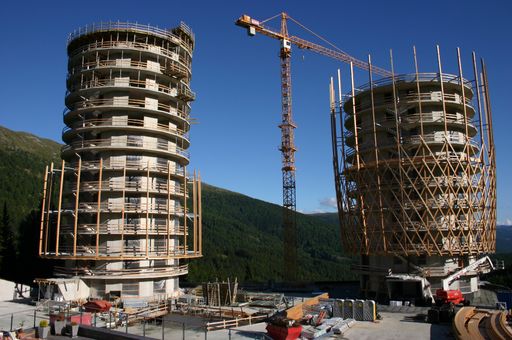 Die beiden von Matteo Thun und seinem Team entworfenen Apartmenttürme am Katschberg haben Anfang dieser Woche ihre endgültige Höhe erreicht.