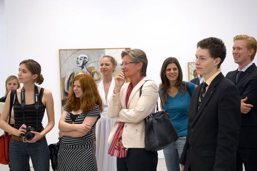 BM Claudia Schmied mit Jugendlichen MUMOK