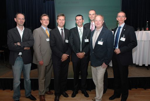 Bei der APA-EBC-Veranstaltung gestern, Donnerstagabend, im Wiener Haus der Musik diskutierten Experten über Chancen und Probleme der heimischen Softwarebranche (v.l.n.r.): Marcus Hebein (Moderator/APA-MultiMedia), Harald Lakatha (IT Solution), Bernd Bugelnig (Capgemini), Wilfried Seyruck (Programmierfabrik/WKO), Michael Kral (NAVAX Consulting), Ernst Lieber (ANECON) und Markus D. Hartbauer (SER Solutions Deutschland).