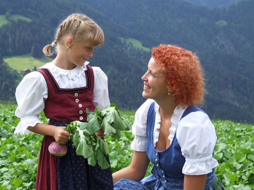  Kaiserin Maria Theresia verdanken die Wildschönauer ein Monopol, um das sie geradezu beneidet werden. Die weiße Stoppelrübe, auch Wasserrübe genannt, wird im Sommer und Herbst geerntet.