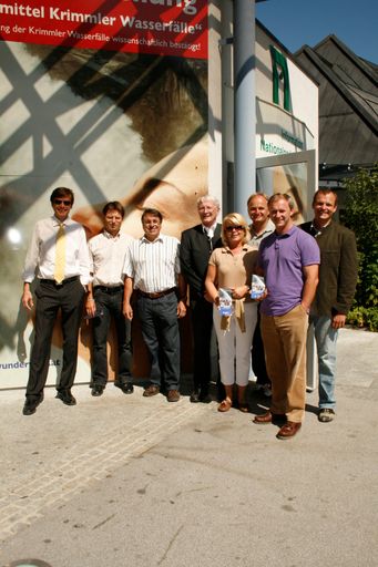 Start der Sonderschau Naturheilmittel Krimmler Fälle, im Bild von links nach rechts:
Massimo, Span (beide Teameiswelten), Mair (ÖAV), Heu (GROHAG), Lemberger (TV Krimml), Wörister (Nationalparkregion Hohe Tauern), Bürgermeister Czerny, Hartl (PMU).