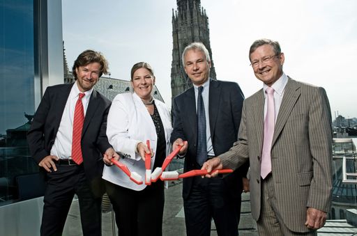  v.l.n.r.: Mag. Reinhard Möseneder, General Manager Colgate Palmolive GmbH, Dr. Andrea Kdolsky. Bundesministerin für Gesundheit, Familie und Jugend, Dr. Peter Eichler, Vorstandsdirektor Uniqa Versicherungen AG, Dr. Wolfgang Müller, Präsident der Österreichischen Gesellschaft für Parodontologie beim Auftakt des "Monats der Mundgesundheit" heute in Wien.