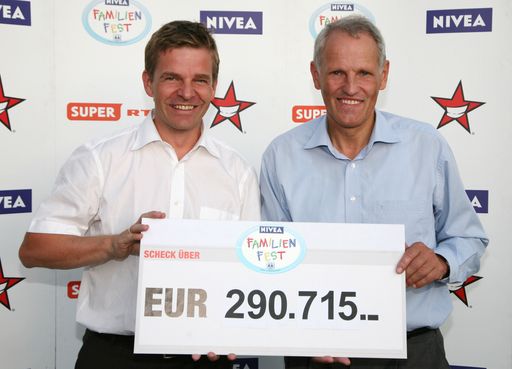  Unglaublich: 290.715 Euro konnte Dr. Ulrich Schmidt, Geschäftsführer von Beiersdorf CEE (u.a. die Marke NIVEA) am Heldenplatz in Wien an SOS-Kinderdorf übergeben. Sichtlich erfreut und beeindruckt zeigte sich Mag. Christian Moser, Geschäftsführer von SOS-Kinderdorf. NIVEA wird damit das zweitälteste SOS-Kinderdorf in Osttirol unterstützen, das dringend einer Sanierung bedarf.