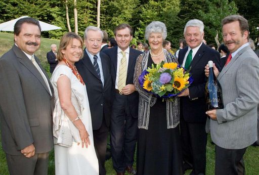 Vorschau Bild von Friedrich Bläuel feiert im Rahmen seiner Familie und Freunde seien 80. Geburtstag.
V.l.n.r.: Fritz Kaufmann (WK NÖ, Spartenobmann Tourismus), Sonja Zwazl (WK NÖ, Präsidentin), Friedrich Bläuel (Senior-Chef Tulbingerkogel), Haubenkoch Toni Mörwald, Elisabeth Bläuel (Tulbingerkogel), Ernest Gabmann (NÖ LH-Stellvertreter), Frank Bläuel (Tulbingerkogel).