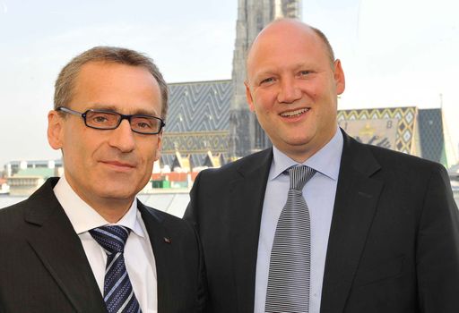 Studie: Kooperationsbereitschaft im öffentlichen Dienst - v.l.n.r.: Roland Jabkowski, Sprecher der Geschäftsführung BRZ, Achim Kaspar, General Manager Cisco Austria. Weitere Bilder unter:
http://pressefotos.at/m.php?g=1&u=38&dir=200809&e=20080903_s&a=event