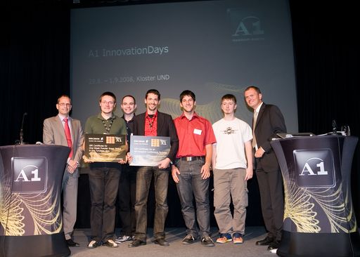  Die Gewinner der A1 InnovationDays gemeinsam mit Moderator Thomas Fundneider, tf consulting (li.) und Reinhard Zuba, Marketing Director mobilkom austria (re.)