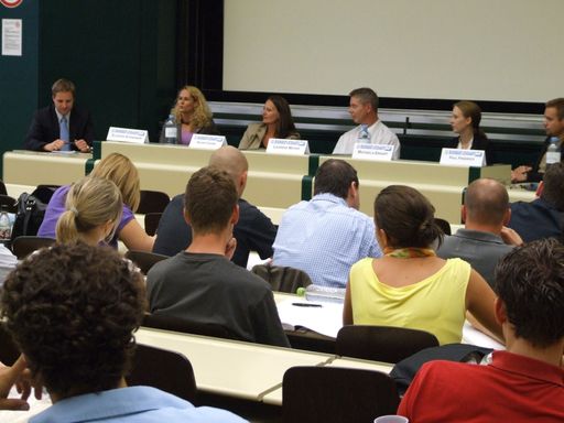 Vorschau Bild von Persönlichkeiten aus Medien, Wirtschaft und Finanz diskutieren mit den Absolventen des Business & Banking Summer Colleges über die aktuelle Arbeitsmarktsituation